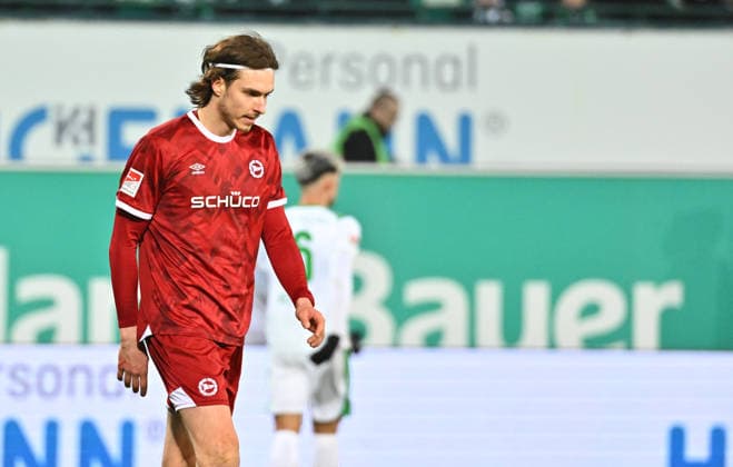 20.02.2026 - Fussball - Saison 2025 2026 - 2. Fussball - Bundesliga - 23. Spieltag: SpVgg Greuther Fürth ( Kleeblatt SGF ) - DSC Arminia Bielefeld - Sportfoto Zink MeZi - xmexzix - DFL regulations prohibit any use of photographs as image sequences and or quasi-video - only for editorial use - Roberts Uldrikis (28, Arminia Bielefeld ) enttäuscht Enttäuschung