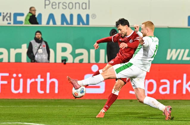 20.02.2026 - Fussball - Saison 2025 2026 - 2. Fussball - Bundesliga - 23. Spieltag: SpVgg Greuther Fürth ( Kleeblatt SGF ) - DSC Arminia Bielefeld - Sportfoto Zink MeZi - xmexzix - DFL regulations prohibit any use of photographs as image sequences and or quasi-video - only for editorial use - Maximilian Bauer (5, Arminia Bielefeld ) Paul Will (13, SpVgg Greuther Fürth, rechts )