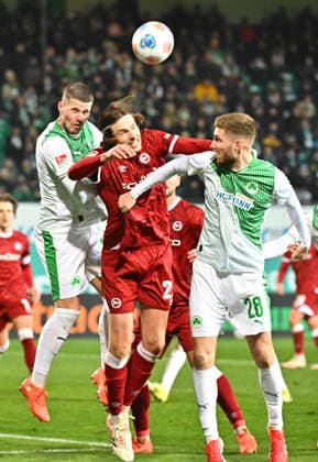 20.02.2026 - Fussball - Saison 2025 2026 - 2. Fussball - Bundesliga - 23. Spieltag: SpVgg Greuther Fürth ( Kleeblatt SGF ) - DSC Arminia Bielefeld - Sportfoto Zink MeZi - xmexzix - DFL regulations prohibit any use of photographs as image sequences and or quasi-video - only for editorial use - Roberts Uldrikis (28, Arminia Bielefeld ) im Kopfballduell mit Jan Elvedi (15, SpVgg Greuther Fürth, links ) Doni Edon Arifi (28, SpVgg Greuther Fürth, rechts )