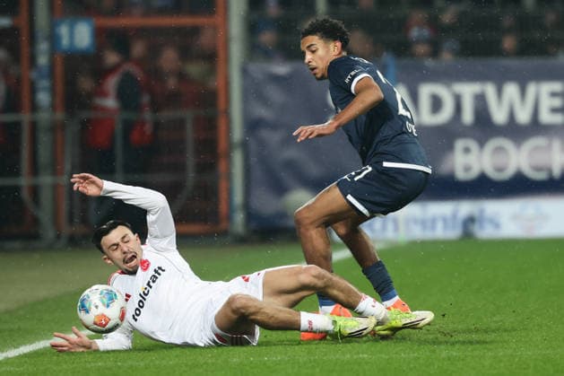 Bochum, Germany, 20.02.26, Berkay Yilmaz (1.FC Nuernberg) und Francis Onyeka (VfL Bochum) im Zweikampf während des Spiels der 2. Bundesliga zwischen VfL 1848 Bochum - 1. FC Nuernberg im Vonovia Ruhrstadion in Bochum. (Photo by Joachim Bywaletz) DFB DFL REGULATIONS PROHIBIT ANY USE OF PHOTOGRAPHS AS IMAGE SEQUENCES AND OR QUASI-VIDEO.