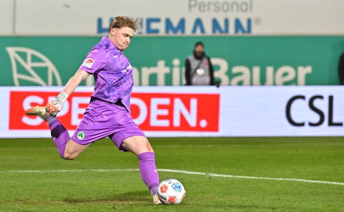 20.02.2026 - Fussball - Saison 2025 2026 - 2. Fussball - Bundesliga - 23. Spieltag: SpVgg Greuther Fürth ( Kleeblatt SGF ) - DSC Arminia Bielefeld - Sportfoto Zink MeZi - xmexzix - DFL regulations prohibit any use of photographs as image sequences and or quasi-video - only for editorial use - Silas Prüfrock (43, SpVgg Greuther Fürth )