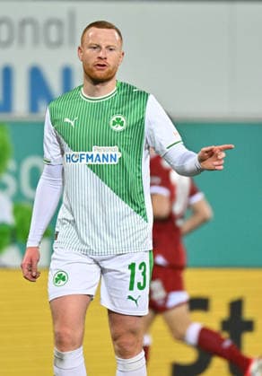 20.02.2026 - Fussball - Saison 2025 2026 - 2. Fussball - Bundesliga - 23. Spieltag: SpVgg Greuther Fürth ( Kleeblatt SGF ) - DSC Arminia Bielefeld - Sportfoto Zink MeZi - xmexzix - DFL regulations prohibit any use of photographs as image sequences and or quasi-video - only for editorial use - Paul Will (13, SpVgg Greuther Fürth ) dirigiert
