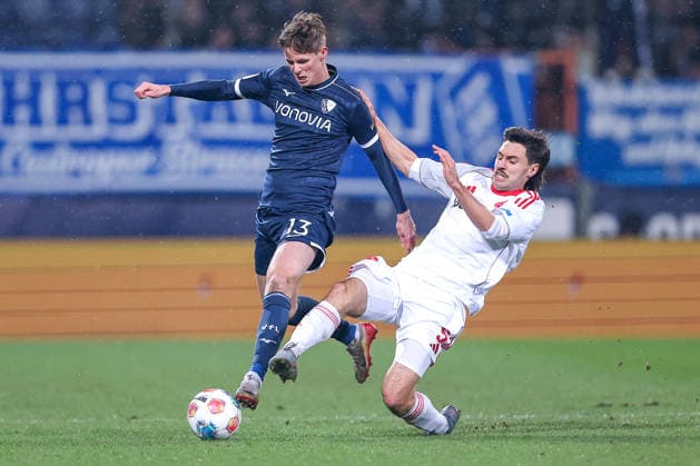 20.02.2026, Fußball, VfL Bochum - 1. FC Nürnberg, 2. Fußball Bundesliga, 23. Spieltag, Vonovia Ruhrstadion, Saison 2025 2026: Oliver Olsen (VfL Bochum 13) im Zweikampf gegen Tom Baack (1FC Nuernberg 05) DFB regulations prohibit any use of photographs as image sequences and or quasi-video. Nordrhein-Westfalen Deutschland