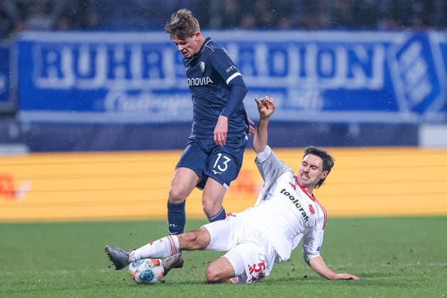 20.02.2026, Fußball, VfL Bochum - 1. FC Nürnberg, 2. Fußball Bundesliga, 23. Spieltag, Vonovia Ruhrstadion, Saison 2025 2026: Oliver Olsen (VfL Bochum 13) im Zweikampf gegen Tom Baack (1FC Nuernberg 05) DFB regulations prohibit any use of photographs as image sequences and or quasi-video. Nordrhein-Westfalen Deutschland
