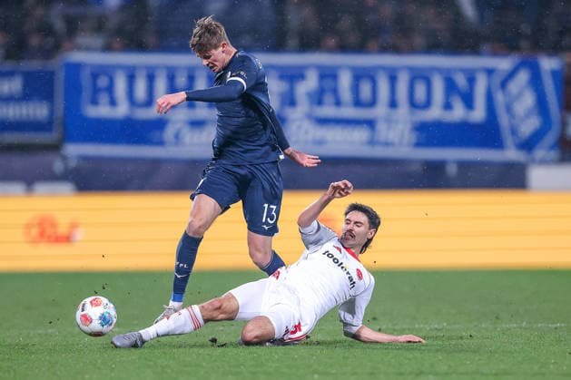 20.02.2026, Fußball, VfL Bochum - 1. FC Nürnberg, 2. Fußball Bundesliga, 23. Spieltag, Vonovia Ruhrstadion, Saison 2025 2026: Oliver Olsen (VfL Bochum 13) im Zweikampf gegen Tom Baack (1FC Nuernberg 05) DFB regulations prohibit any use of photographs as image sequences and or quasi-video. Nordrhein-Westfalen Deutschland