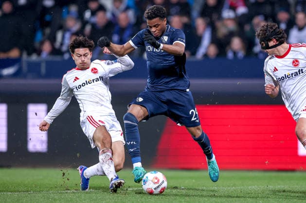 20.02.2026, Fußball, VfL Bochum - 1. FC Nürnberg, 2. Fußball Bundesliga, 23. Spieltag, Vonovia Ruhrstadion, Saison 2025 2026: Farid Alfa-Ruprecht (VfL Bochum 29) im Zweikampf gegen Justin von der Hitz (1FC Nuernberg 27) Fabio Gruber (1FC Nuernberg 04) DFB regulations prohibit any use of photographs as image sequences and or quasi-video. Nordrhein-Westfalen Deutschland