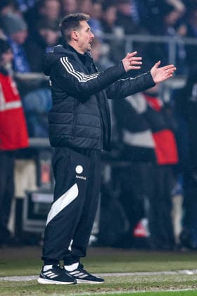 20.02.2026, Fußball, VfL Bochum - 1. FC Nürnberg, 2. Fußball Bundesliga, 23. Spieltag, Vonovia Ruhrstadion, Saison 2025 2026: Cheftrainer Miroslav Klose (1FC Nuernberg hc) gestikulierend am Spielfeldrand DFB regulations prohibit any use of photographs as image sequences and or quasi-video. Nordrhein-Westfalen Deutschland