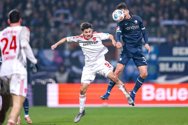 20.02.2026, Fußball, VfL Bochum - 1. FC Nürnberg, 2. Fußball Bundesliga, 23. Spieltag, Vonovia Ruhrstadion, Saison 2025 2026: Tom Baack (1FC Nuernberg 05) im Zweikampf gegen Cajetan Lenz (VfL Bochum 34) Kopfball Kopfballduell DFB regulations prohibit any use of photographs as image sequences and or quasi-video. Nordrhein-Westfalen Deutschland