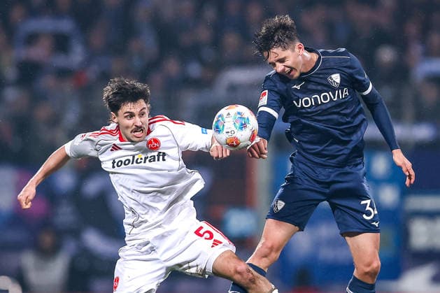 20.02.2026, Fußball, VfL Bochum - 1. FC Nürnberg, 2. Fußball Bundesliga, 23. Spieltag, Vonovia Ruhrstadion, Saison 2025 2026: Tom Baack (1FC Nuernberg 05) im Zweikampf gegen Cajetan Lenz (VfL Bochum 34) Kopfball Kopfballduell DFB regulations prohibit any use of photographs as image sequences and or quasi-video. Nordrhein-Westfalen Deutschland