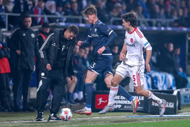 20.02.2026, Fußball, VfL Bochum - 1. FC Nürnberg, 2. Fußball Bundesliga, 23. Spieltag, Vonovia Ruhrstadion, Saison 2025 2026: Cheftrainer Miroslav Klose (1FC Nuernberg hc) stoppt den Ball von Oliver Olsen (VfL Bochum 13) im Zweikampf gegen Tom Baack (1FC Nuernberg 05) am Spielfeldrand DFB regulations prohibit any use of photographs as image sequences and or quasi-video. Nordrhein-Westfalen Deutschland