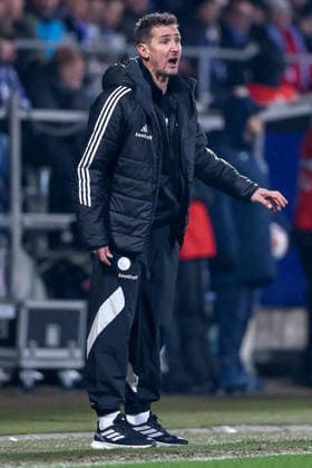 20.02.2026, Fußball, VfL Bochum - 1. FC Nürnberg, 2. Fußball Bundesliga, 23. Spieltag, Vonovia Ruhrstadion, Saison 2025 2026: Cheftrainer Miroslav Klose (1FC Nuernberg hc) gestikulierend am Spielfeldrand DFB regulations prohibit any use of photographs as image sequences and or quasi-video. Nordrhein-Westfalen Deutschland