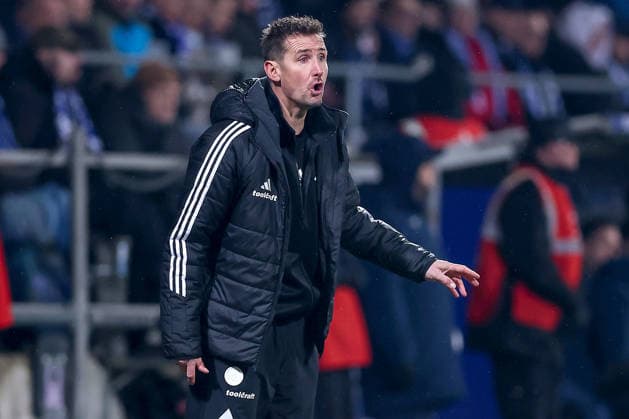 20.02.2026, Fußball, VfL Bochum - 1. FC Nürnberg, 2. Fußball Bundesliga, 23. Spieltag, Vonovia Ruhrstadion, Saison 2025 2026: Cheftrainer Miroslav Klose (1FC Nuernberg hc) gestikulierend am Spielfeldrand DFB regulations prohibit any use of photographs as image sequences and or quasi-video. Nordrhein-Westfalen Deutschland