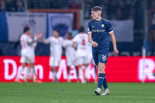 20.02.2026, Fußball, VfL Bochum - 1. FC Nürnberg, 2. Fußball Bundesliga, 23. Spieltag, Vonovia Ruhrstadion, Saison 2025 2026: Callum Marshall (VfL Bochum 16) enttäuscht Enttäuschung nach dem 0:1 durch Mohamed AlÃ¬ Zoma (1FC Nuernberg 23) DFB regulations prohibit any use of photographs as image sequences and or quasi-video. Nordrhein-Westfalen Deutschland