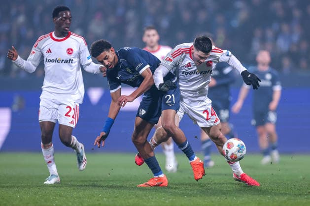 20.02.2026, Fußball, VfL Bochum - 1. FC Nürnberg, 2. Fußball Bundesliga, 23. Spieltag, Vonovia Ruhrstadion, Saison 2025 2026: Francis Onyeka (VfL Bochum 21) im Zweikampf gegen Luka Lochoshvili (1FC Nuernberg 24) neben Rabby Nzingoula (1FC Nuernberg 22) DFB regulations prohibit any use of photographs as image sequences and or quasi-video. Nordrhein-Westfalen Deutschland