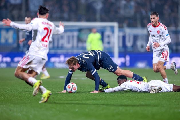 20.02.2026, Fußball, VfL Bochum - 1. FC Nürnberg, 2. Fußball Bundesliga, 23. Spieltag, Vonovia Ruhrstadion, Saison 2025 2026: Mats Pannewig (VfL Bochum 24) im Zweikampf gegen Rabby Nzingoula (1FC Nuernberg 22) DFB regulations prohibit any use of photographs as image sequences and or quasi-video. Nordrhein-Westfalen Deutschland