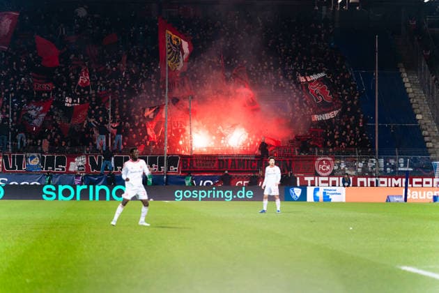 Deutschland: 2. Bundesliga 2025 2026 23. Spieltag, VfL Bochum vs. 1. FC Nürnberg Freitag, 20.02.2026 Vonovia Ruhr Stadion, Nordrhein-Westfalen Fans Zuschauer Stimmung Schal Auswärtsblock Gäste