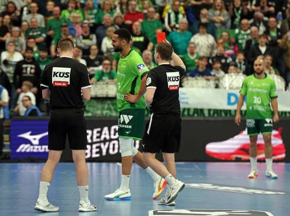 20.02.2026, xovx, Handball Daikin Handball Bundesliga, HSG Wetzlar - SC DHfK Leipzig v.l. rote Karte für Philipp Ahouansou (HSG Wetzlar) Wetzlar Buderus-Arena Hessen Deutschland (DE)