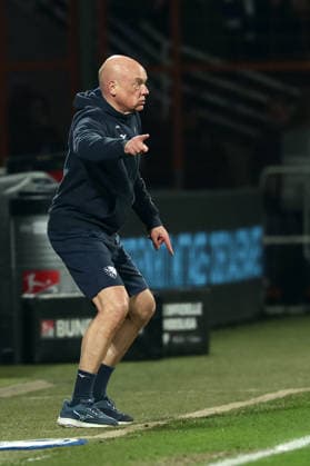 Bochum, Germany, 20.02.26, Cheftrainer Uwe Roesler (VfL Bochum) gestikuliert während des Spiels der 2. Bundesliga zwischen VfL 1848 Bochum - 1. FC Nuernberg im Vonovia Ruhrstadion in Bochum. (Photo by Joachim Bywaletz) DFB DFL REGULATIONS PROHIBIT ANY USE OF PHOTOGRAPHS AS IMAGE SEQUENCES AND OR QUASI-VIDEO.