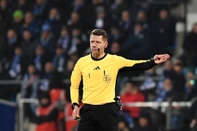 Schiedsrichter Patrick Ittrich gestikuliert, gestik waehrend des spiels der 2. Bundesliga zwischen VfL Bochum und 1. FC Nürnberg, Vonovia Ruhrstadion am 20. February 2026 in Bochum, Deutschland. (Foto von Ralf Treese DeFodi Images) +++ Schiedsrichter Patrick Ittrich gestures during the 2. Bundesliga match between VfL Bochum and 1. FC Nürnberg at Vonovia Ruhrstadion on February 20, 2026 in Bochum, Germany. (Photo by Ralf Treese DeFodi Images) (Photo by Ralf Treese DeFodi Images) -