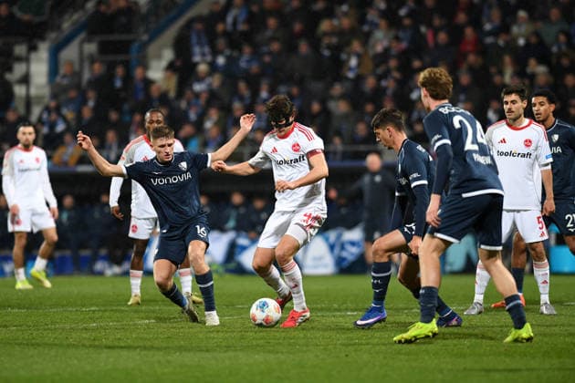Callum Marshall (VfL Bochum) und Fabio Gruber (1. FC Nuernberg) im Zweikampf waehrend des spiels der 2. Bundesliga zwischen VfL Bochum und 1. FC Nürnberg, Vonovia Ruhrstadion am 20. February 2026 in Bochum, Deutschland. (Foto von Ralf Treese DeFodi Images) +++ Callum Marshall (VfL Bochum) und Fabio Gruber (1. FC Nuernberg) battle for the ball during the 2. Bundesliga match between VfL Bochum and 1. FC Nürnberg at Vonovia Ruhrstadion on February 20, 2026 in Bochum, Germany. (Photo by Ralf Treese DeFodi Images) (Photo by Ralf Treese DeFodi Images) -