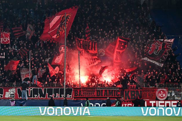 Fans Nuernberg Fans mit Pyrotechnik waehrend des spiels der 2. Bundesliga zwischen VfL Bochum und 1. FC Nürnberg, Vonovia Ruhrstadion am 20. February 2026 in Bochum, Deutschland. (Foto von Ralf Treese DeFodi Images) +++ Fans Nuernberg supporters use pyrotechnics during the 2. Bundesliga match between VfL Bochum and 1. FC Nürnberg at Vonovia Ruhrstadion on February 20, 2026 in Bochum, Germany. (Photo by Ralf Treese DeFodi Images) (Photo by Ralf Treese DeFodi Images) -