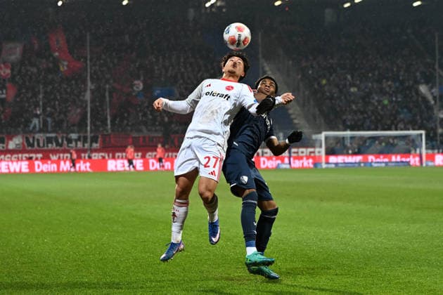Justin von der Hitz (1. FC Nuernberg) und Farid Alfa-Ruprecht (VfL Bochum) im Zweikampf waehrend des spiels der 2. Bundesliga zwischen VfL Bochum und 1. FC Nürnberg, Vonovia Ruhrstadion am 20. February 2026 in Bochum, Deutschland. (Foto von Ralf Treese DeFodi Images) +++ Justin von der Hitz (1. FC Nuernberg) und Farid Alfa-Ruprecht (VfL Bochum) battle for the ball during the 2. Bundesliga match between VfL Bochum and 1. FC Nürnberg at Vonovia Ruhrstadion on February 20, 2026 in Bochum, Germany. (Photo by Ralf Treese DeFodi Images) (Photo by Ralf Treese DeFodi Images) -