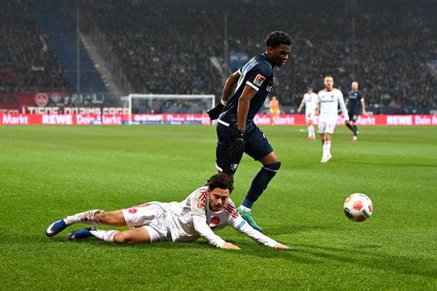 Justin von der Hitz (1. FC Nuernberg) und Farid Alfa-Ruprecht (VfL Bochum) im Zweikampf waehrend des spiels der 2. Bundesliga zwischen VfL Bochum und 1. FC Nürnberg, Vonovia Ruhrstadion am 20. February 2026 in Bochum, Deutschland. (Foto von Ralf Treese DeFodi Images) +++ Justin von der Hitz (1. FC Nuernberg) und Farid Alfa-Ruprecht (VfL Bochum) battle for the ball during the 2. Bundesliga match between VfL Bochum and 1. FC Nürnberg at Vonovia Ruhrstadion on February 20, 2026 in Bochum, Germany. (Photo by Ralf Treese DeFodi Images) (Photo by Ralf Treese DeFodi Images) -