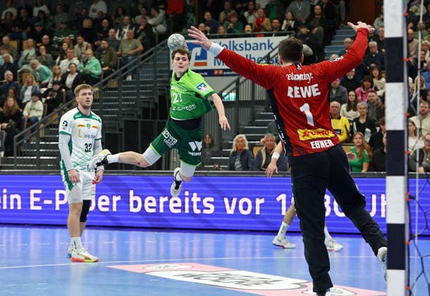 20.02.2026, xovx, Handball Daikin Handball Bundesliga, HSG Wetzlar - SC DHfK Leipzig v.l. Franz Semper (SC DHfK Leipzig), Phil Spandau (HSG Wetzlar), Domenico Ebner (SC DHfK Leipzig) Wetzlar Buderus-Arena Hessen Deutschland (DE)