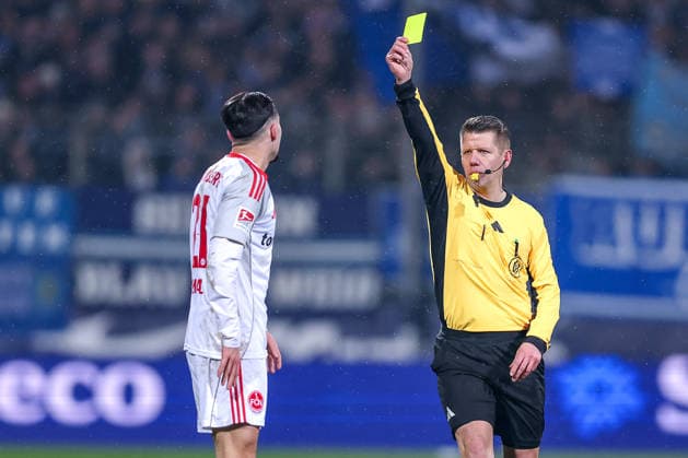 20.02.2026, Fußball, VfL Bochum - 1. FC Nürnberg, 2. Fußball Bundesliga, 23. Spieltag, Vonovia Ruhrstadion, Saison 2025 2026: Schiedsrichter Patrick Ittrich zeigt Gelbe Karte für Berkay Yilmaz (1FC Nuernberg 21) DFB regulations prohibit any use of photographs as image sequences and or quasi-video. Nordrhein-Westfalen Deutschland