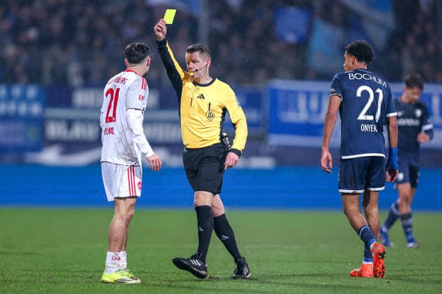 20.02.2026, Fußball, VfL Bochum - 1. FC Nürnberg, 2. Fußball Bundesliga, 23. Spieltag, Vonovia Ruhrstadion, Saison 2025 2026: Schiedsrichter Patrick Ittrich zeigt Gelbe Karte für Berkay Yilmaz (1FC Nuernberg 21) DFB regulations prohibit any use of photographs as image sequences and or quasi-video. Nordrhein-Westfalen Deutschland
