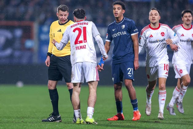 20.02.2026, Fußball, VfL Bochum - 1. FC Nürnberg, 2. Fußball Bundesliga, 23. Spieltag, Vonovia Ruhrstadion, Saison 2025 2026: Schiedsrichter Patrick Ittrich zeigt Gelbe Karte für Berkay Yilmaz (1FC Nuernberg 21) DFB regulations prohibit any use of photographs as image sequences and or quasi-video. Nordrhein-Westfalen Deutschland