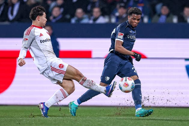 20.02.2026, Fußball, VfL Bochum - 1. FC Nürnberg, 2. Fußball Bundesliga, 23. Spieltag, Vonovia Ruhrstadion, Saison 2025 2026: Justin von der Hitz (1FC Nuernberg 27) im Zweikampf gegen Farid Alfa-Ruprecht (VfL Bochum 29) DFB regulations prohibit any use of photographs as image sequences and or quasi-video. Nordrhein-Westfalen Deutschland