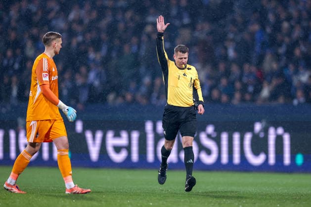 20.02.2026, Fußball, VfL Bochum - 1. FC Nürnberg, 2. Fußball Bundesliga, 23. Spieltag, Vonovia Ruhrstadion, Saison 2025 2026: Schiedsrichter Patrick Ittrich gestikulierend auf dem Spielfeld DFB regulations prohibit any use of photographs as image sequences and or quasi-video. Nordrhein-Westfalen Deutschland