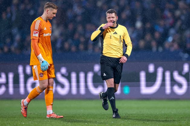 20.02.2026, Fußball, VfL Bochum - 1. FC Nürnberg, 2. Fußball Bundesliga, 23. Spieltag, Vonovia Ruhrstadion, Saison 2025 2026: Schiedsrichter Patrick Ittrich gestikulierend auf dem Spielfeld DFB regulations prohibit any use of photographs as image sequences and or quasi-video. Nordrhein-Westfalen Deutschland