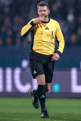 20.02.2026, Fußball, VfL Bochum - 1. FC Nürnberg, 2. Fußball Bundesliga, 23. Spieltag, Vonovia Ruhrstadion, Saison 2025 2026: Schiedsrichter Patrick Ittrich gestikulierend auf dem Spielfeld DFB regulations prohibit any use of photographs as image sequences and or quasi-video. Nordrhein-Westfalen Deutschland