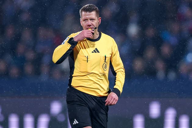20.02.2026, Fußball, VfL Bochum - 1. FC Nürnberg, 2. Fußball Bundesliga, 23. Spieltag, Vonovia Ruhrstadion, Saison 2025 2026: Schiedsrichter Patrick Ittrich gestikulierend auf dem Spielfeld DFB regulations prohibit any use of photographs as image sequences and or quasi-video. Nordrhein-Westfalen Deutschland