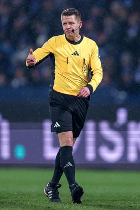 20.02.2026, Fußball, VfL Bochum - 1. FC Nürnberg, 2. Fußball Bundesliga, 23. Spieltag, Vonovia Ruhrstadion, Saison 2025 2026: Schiedsrichter Patrick Ittrich gestikulierend auf dem Spielfeld DFB regulations prohibit any use of photographs as image sequences and or quasi-video. Nordrhein-Westfalen Deutschland