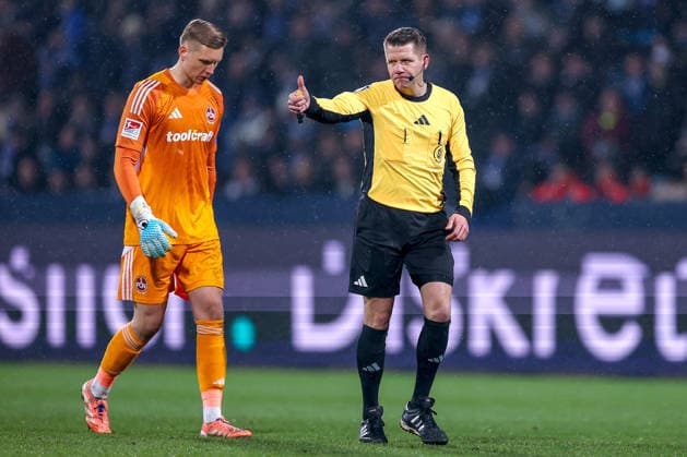 20.02.2026, Fußball, VfL Bochum - 1. FC Nürnberg, 2. Fußball Bundesliga, 23. Spieltag, Vonovia Ruhrstadion, Saison 2025 2026: Schiedsrichter Patrick Ittrich gestikulierend auf dem Spielfeld DFB regulations prohibit any use of photographs as image sequences and or quasi-video. Nordrhein-Westfalen Deutschland