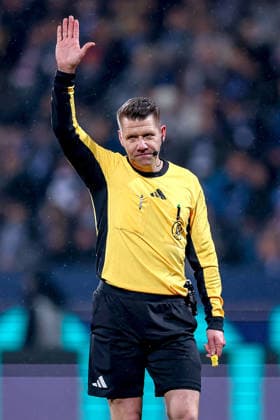 20.02.2026, Fußball, VfL Bochum - 1. FC Nürnberg, 2. Fußball Bundesliga, 23. Spieltag, Vonovia Ruhrstadion, Saison 2025 2026: Schiedsrichter Patrick Ittrich gestikulierend auf dem Spielfeld DFB regulations prohibit any use of photographs as image sequences and or quasi-video. Nordrhein-Westfalen Deutschland