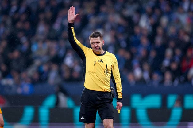 20.02.2026, Fußball, VfL Bochum - 1. FC Nürnberg, 2. Fußball Bundesliga, 23. Spieltag, Vonovia Ruhrstadion, Saison 2025 2026: Schiedsrichter Patrick Ittrich gestikulierend auf dem Spielfeld DFB regulations prohibit any use of photographs as image sequences and or quasi-video. Nordrhein-Westfalen Deutschland
