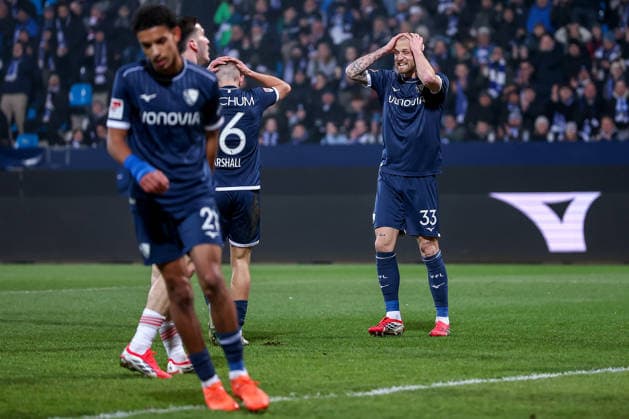 20.02.2026, Fußball, VfL Bochum - 1. FC Nürnberg, 2. Fußball Bundesliga, 23. Spieltag, Vonovia Ruhrstadion, Saison 2025 2026: Callum Marshall (VfL Bochum 16) enttäuscht Enttäuschung neben Philipp Hofmann (VfL Bochum 33) gestikulierend auf dem Spielfeld DFB regulations prohibit any use of photographs as image sequences and or quasi-video. Nordrhein-Westfalen Deutschland