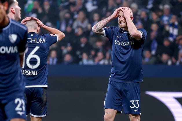 20.02.2026, Fußball, VfL Bochum - 1. FC Nürnberg, 2. Fußball Bundesliga, 23. Spieltag, Vonovia Ruhrstadion, Saison 2025 2026: Callum Marshall (VfL Bochum 16) enttäuscht Enttäuschung neben Philipp Hofmann (VfL Bochum 33) gestikulierend auf dem Spielfeld DFB regulations prohibit any use of photographs as image sequences and or quasi-video. Nordrhein-Westfalen Deutschland