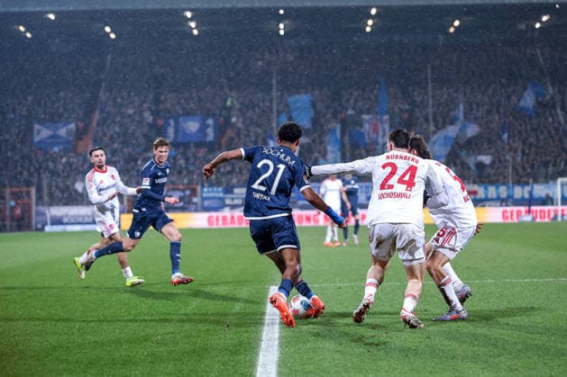 20.02.2026, Fußball, VfL Bochum - 1. FC Nürnberg, 2. Fußball Bundesliga, 23. Spieltag, Vonovia Ruhrstadion, Saison 2025 2026: Francis Onyeka (VfL Bochum 21) im Zweikampf gegen Luka Lochoshvili (1FC Nuernberg 24) Feature DFB regulations prohibit any use of photographs as image sequences and or quasi-video. Nordrhein-Westfalen Deutschland