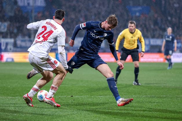20.02.2026, Fußball, VfL Bochum - 1. FC Nürnberg, 2. Fußball Bundesliga, 23. Spieltag, Vonovia Ruhrstadion, Saison 2025 2026: Luka Lochoshvili (1FC Nuernberg 24) im Zweikampf gegen Oliver Olsen (VfL Bochum 13) DFB regulations prohibit any use of photographs as image sequences and or quasi-video. Nordrhein-Westfalen Deutschland