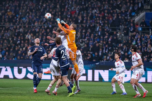 20.02.2026, Fußball, VfL Bochum - 1. FC Nürnberg, 2. Fußball Bundesliga, 23. Spieltag, Vonovia Ruhrstadion, Saison 2025 2026: Strafraumaktion Torwart Jan Reichert (1FC Nuernberg 01) verteidigt den Ball neben Adriano Grimaldi (1FC Nuernberg 33) gegen Mats Pannewig (VfL Bochum 24) und Philipp Hofmann (VfL Bochum 33) DFB regulations prohibit any use of photographs as image sequences and or quasi-video. Nordrhein-Westfalen Deutschland