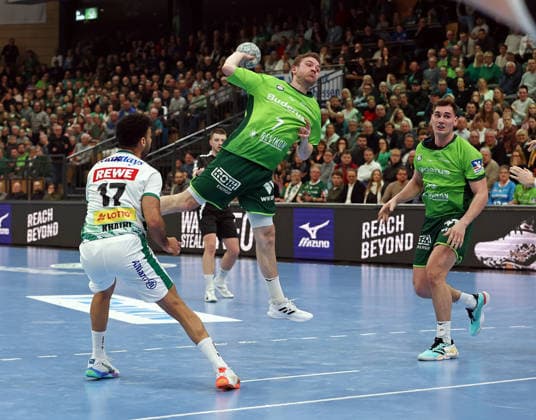 20.02.2026, xovx, Handball Daikin Handball Bundesliga, HSG Wetzlar - SC DHfK Leipzig v.l. Ahmed Khairi (SC DHfK Leipzig), Dominik Mappes (HSG Wetzlar), Josip Simic (HSG Wetzlar) Wetzlar Buderus-Arena Hessen Deutschland (DE)
