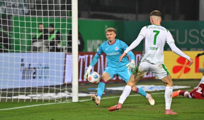 20.02.2026 - Fussball - Saison 2025 2026 - 2. Fussball - Bundesliga - 23. Spieltag: SpVgg Greuther Fürth ( Kleeblatt SGF ) - DSC Arminia Bielefeld - Sportfoto Zink MeZi - xmexzix - DFL regulations prohibit any use of photographs as image sequences and or quasi-video - only for editorial use - Semir Telalovic (7, Arminia Bielefeld ) erzirelt Treffer Tor Torschuß zum 2:1 gegen Jonas Kersken (1, Arminia Bielefeld )