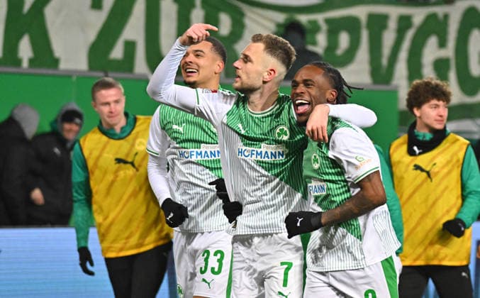 20.02.2026 - Fussball - Saison 2025 2026 - 2. Fussball - Bundesliga - 23. Spieltag: SpVgg Greuther Fürth ( Kleeblatt SGF ) - DSC Arminia Bielefeld - Sportfoto Zink MeZi - xmexzix - DFL regulations prohibit any use of photographs as image sequences and or quasi-video - only for editorial use - Torjubel Jubel Freude nach Treffer Tor Torschuß zum 2:1 durch Dennis Srbeny (7, SpVgg Greuther Fürth ) mit Maximilian Solomon Dietz (33, SpVgg Greuther Fürth ) Noel Futkeu (9, SpVgg Greuther Fürth )