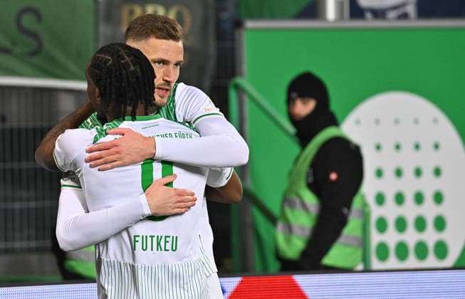 20.02.2026 - Fussball - Saison 2025 2026 - 2. Fussball - Bundesliga - 23. Spieltag: SpVgg Greuther Fürth ( Kleeblatt SGF ) - DSC Arminia Bielefeld - Sportfoto Zink MeZi - xmexzix - DFL regulations prohibit any use of photographs as image sequences and or quasi-video - only for editorial use - Torjubel Jubel Freude nach Treffer Tor Torschuß zum 2:1 durch Dennis Srbeny (7, SpVgg Greuther Fürth ) mit Noel Futkeu (9, SpVgg Greuther Fürth )
