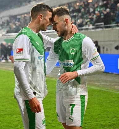 20.02.2026 - Fussball - Saison 2025 2026 - 2. Fussball - Bundesliga - 23. Spieltag: SpVgg Greuther Fürth ( Kleeblatt SGF ) - DSC Arminia Bielefeld - Sportfoto Zink - xwoxzix - DFL regulations prohibit any use of photographs as image sequences and or quasi-video - only for editorial use - Torjubel Jubel Freude nach Treffer Tor Torschuß zum 2:1 durch Dennis Srbeny (7, SpVgg Greuther Fürth ) - Philipp Ziereis (4, SpVgg Greuther Fürth ) Dennis Srbeny (7, SpVgg Greuther Fürth )